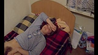 Девушка с волосатой киской трахается с парнем снимая домашнее порно видео