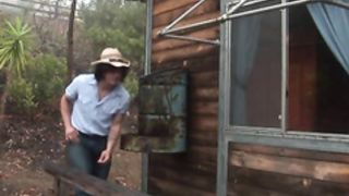 Деревенская красавица наслаждается большим членом парня, который приехал к бабушке в гости