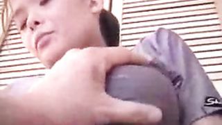 Азиатская шлюшка с большими сиськами профессионально сосет член клиента и отлично с ним ебется